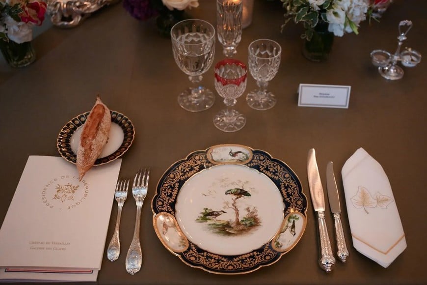 En el lujoso evento en el Palacio de Versalles, alrededor de 180 invitados disfrutaron de un banquete de langosta azul, pasteles de cangrejo y pollo marinados en champán.