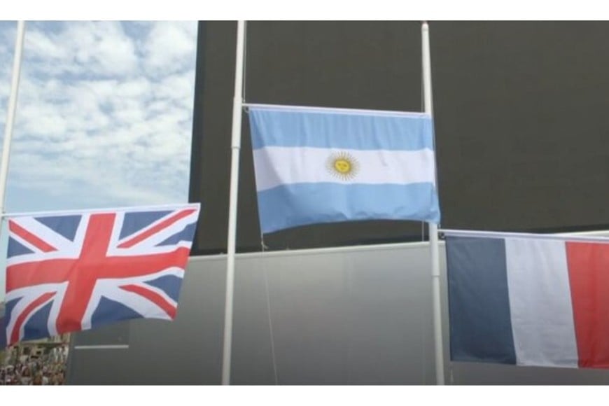 Así lucía la bandera argentina sobre las de Reino Unido y Francia.