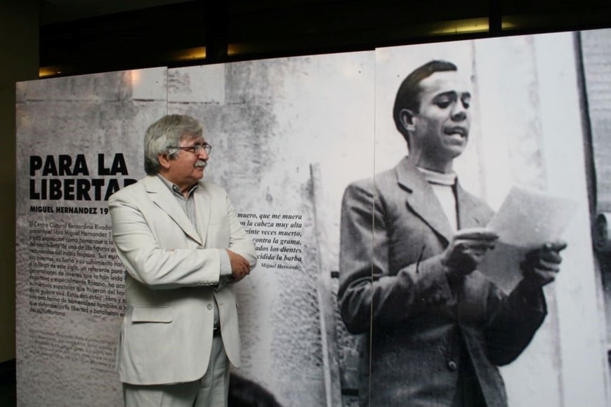 Rafael Ielpi: Durante 20 años fue director del Centro Cultural Roberto Fontanarrosa, hasta fines del 2023; en la foto, en una muestra dedicada a Miguel Hernández.