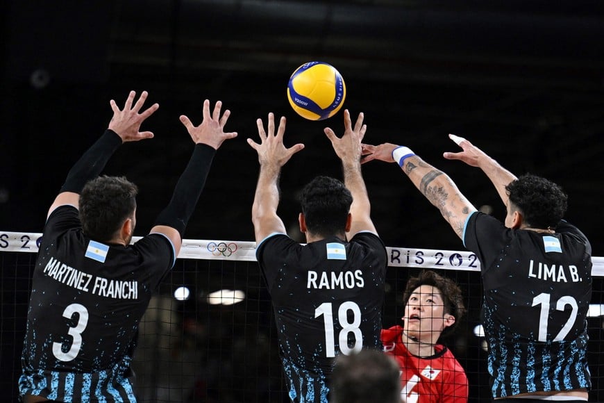 Paris 2024 Olympics - Volleyball - Men's Preliminary Round - Pool C - Japan vs Argentina - South Paris Arena 1, Paris, France - July 31, 2024.
Jan Martinez Franchi of Argentina, Martin Ramos of Argentina and Bruno Lima of Argentina in action. REUTERS/Annegret Hilse