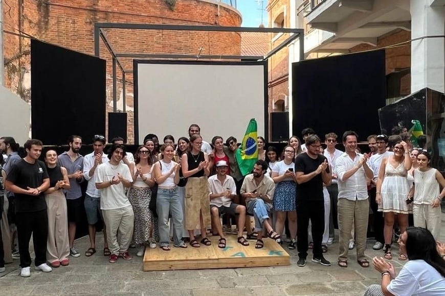 El docente junto a los estudiantes durante la estadía en Venecia.