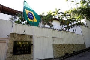 The Brazilian flag is raised at the Argentine embassy, where Venezuelan opposition members have sought asylum since March, after Argentine diplomats were expelled from Venezuela, in Caracas, Venezuela August 1, 2024. REUTERS/Leonardo Fernandez Viloria