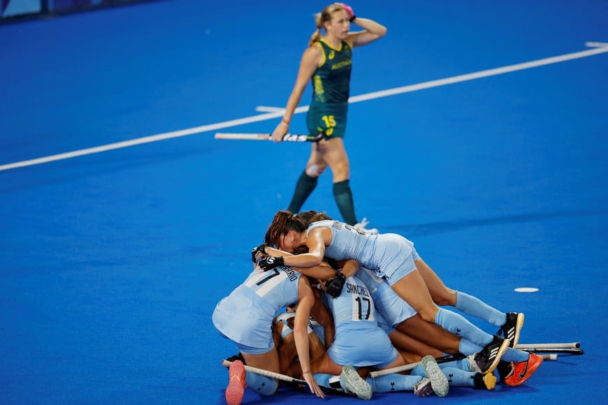 Paris 2024 Olympics - Hockey - Women's Pool B - Argentina vs Australia - Yves-du-Manoir Stadium, Colombes, France - August 01, 2024.
Agustina Albertarrio of Argentina and Rocio Sanchez Moccia of Argentina celebrate with teammates their third goal. REUTERS/Adnan Abidi