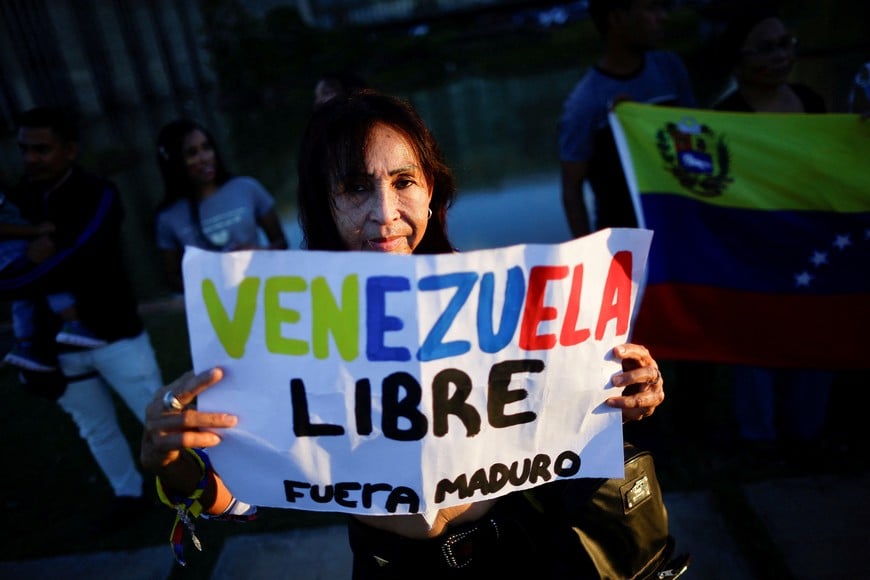 Venezuelan citizens take part in a protest against the electoral results that awarded Venezuela's President Nicolas Maduro a third term and to ask the Brazilian government to support democracy, in front of Itamaraty Palace in Brasilia, Brazil August 1, 2024. REUTERS/Adriano Machado