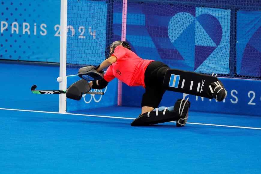 Paris 2024 Olympics - Hockey - Women's Pool B - Argentina vs Australia - Yves-du-Manoir Stadium, Colombes, France - August 01, 2024.
Cristina Cosentino of Argentina saves a penalty shot. REUTERS/Adnan Abidi