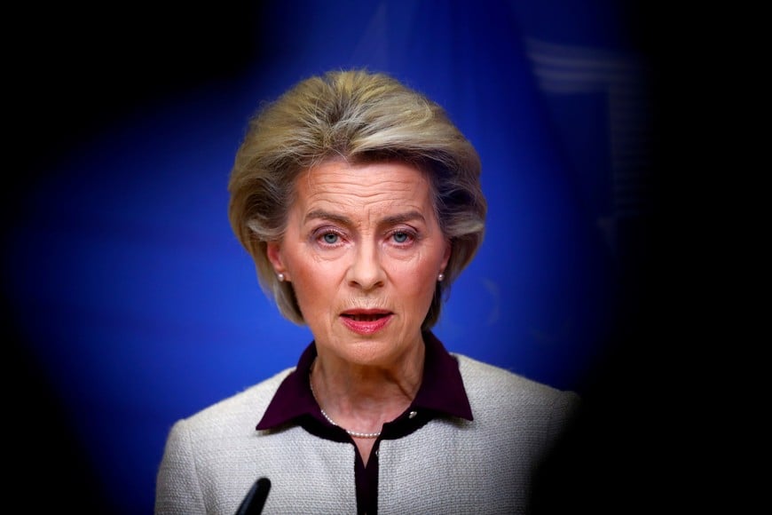 European Commission President Ursula von der Leyen delivers a media statement on the coronavirus disease (COVID-19) pandemic at the European Commission headquarters in Brussels, Belgium, November 26, 2021. REUTERS/Johanna Geron/Pool