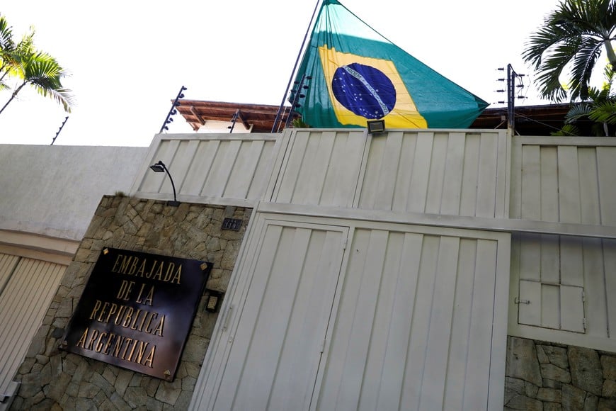 The Brazilian flag is raised at the Argentine embassy, where Venezuelan opposition members have sought asylum since March, after Argentine diplomats were expelled from Venezuela, in Caracas, Venezuela August 1, 2024. REUTERS/Leonardo Fernandez Viloria