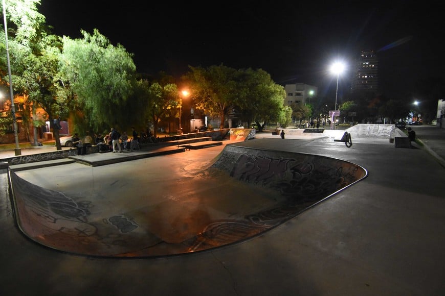 Una imagen nocturna del skatepark de barrio Candioti. Foto: Manuel Fabatía