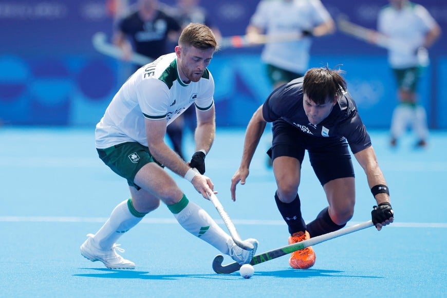 Paris 2024 Olympics - Hockey - Men's Pool B - Argentina vs Ireland - Yves-du-Manoir Stadium, Colombes, France - August 01, 2024.
Shane O'Donoghue of Ireland in action with Nicolas Keenan of Argentina. REUTERS/Adnan Abidi