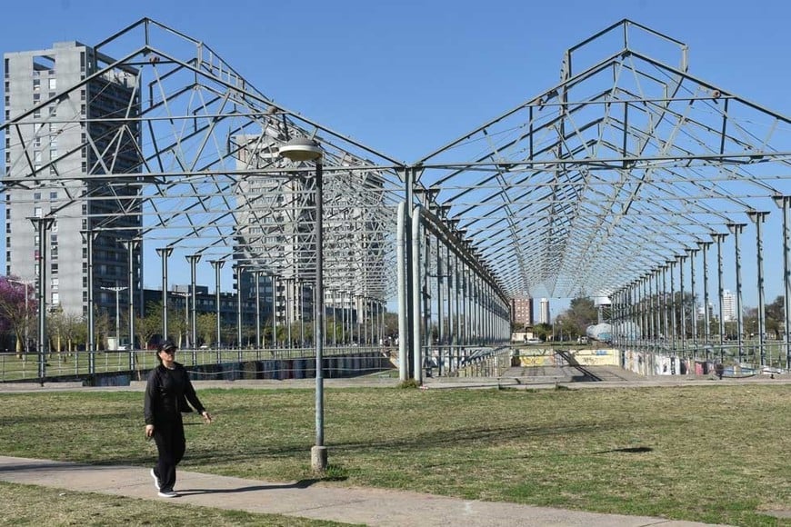 Por sus dimensiones, el Parque Federal podría tener un espacio exclusivo para la práctica de BMX. Mientras, hay quienes aprovechan las viejas instalaciones que tienen rampas para hacer acrobacias. Foto: Flavio Raina