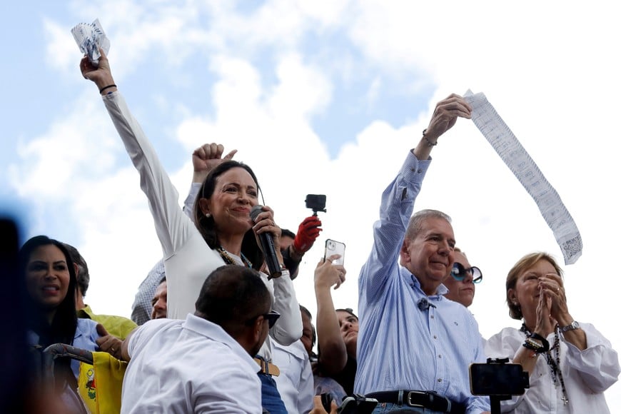 Opposition leader Maria Corina Machado and opposition candidate Edmundo Gonzalez gesture as they address supporters after election results awarded Venezuela's President Nicolas Maduro with a third term, in Caracas, Venezuela July 30, 2024. REUTERS/Leonardo Fernandez Viloria