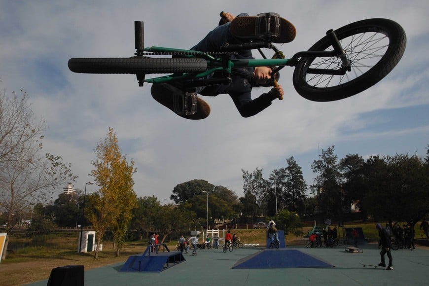 Práctica de BMX en el Parque del Sur en el playón frente a Club El Quilla. En las refacciones iniciadas en 2018 fueron quitadas las rampas.