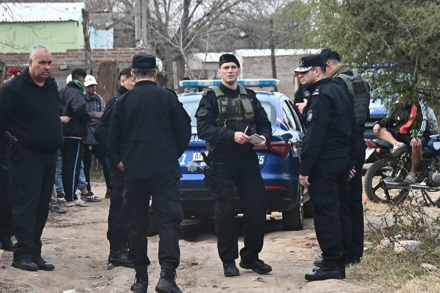 Personal policial trabaja en el lugar.