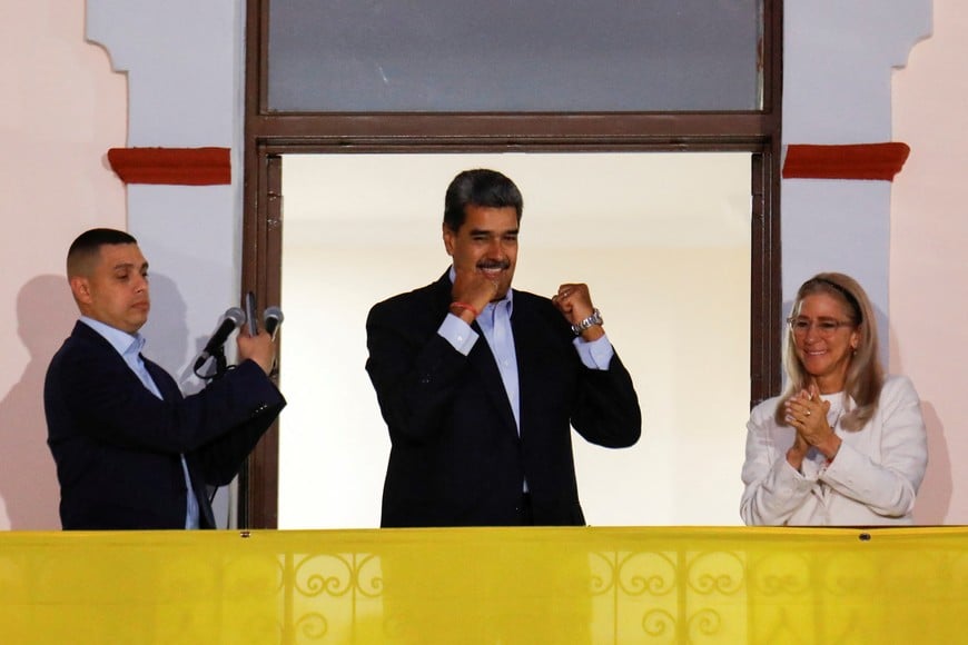 Venezuela's President Nicolas Maduro gestures from the balcony at Miraflores Palace, in Caracas, Venezuela July 31, 2024. REUTERS/Leonardo Fernandez Viloria