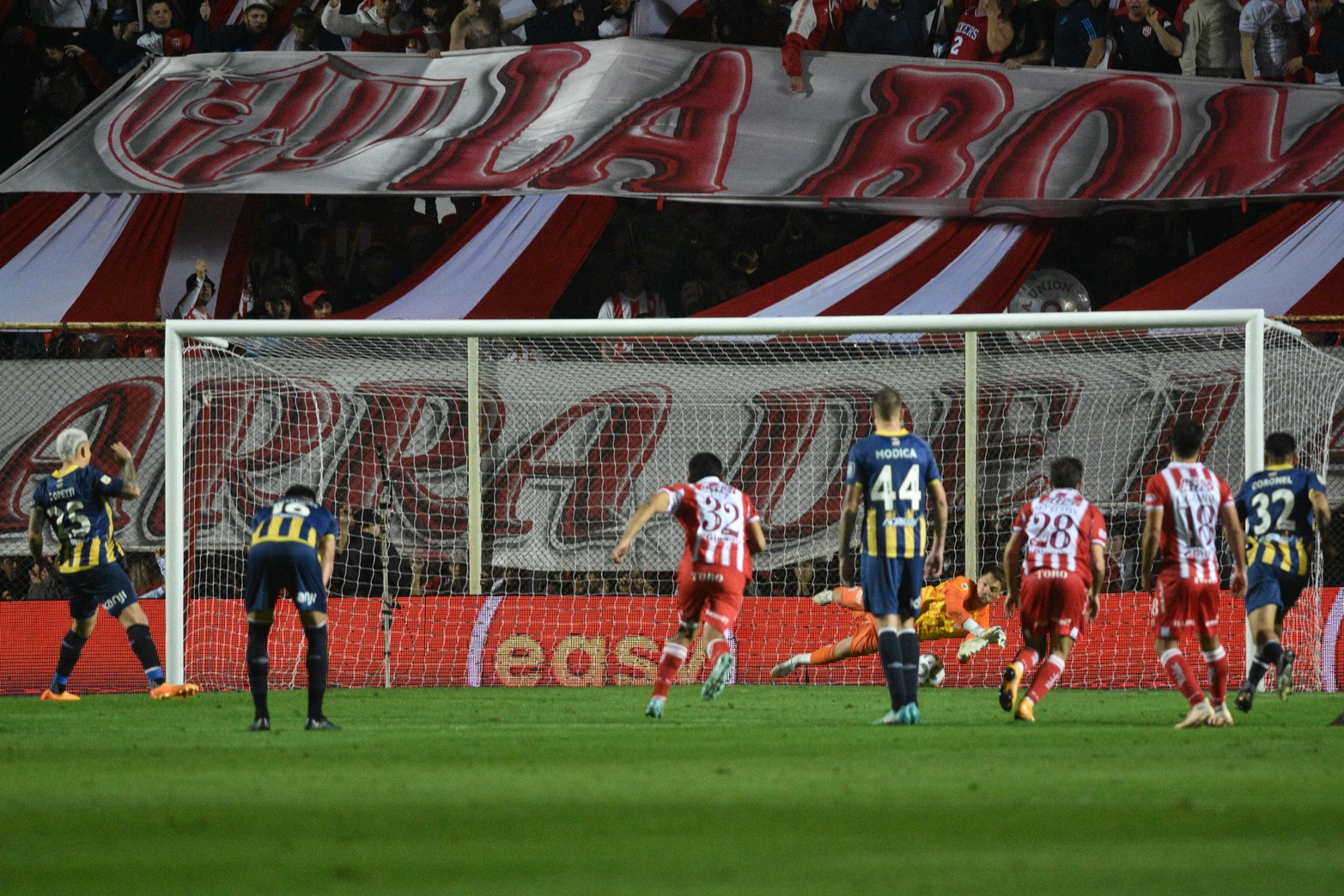  Thiago Cardozo, justo el día que estaba cumpliendo 28 años, se vistió de Superman y voló a la salvación en el arco de "La Bomba" para que explote el estadio.