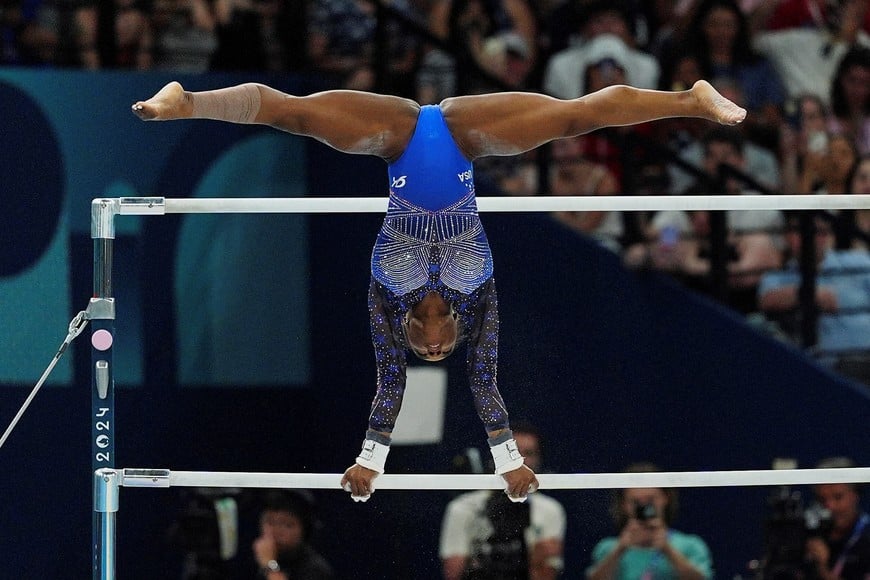 Paris 2024 Olympics - Artistic Gymnastics - Women's All-Around Final - Bercy Arena, Paris, France - August 01, 2024. Simone Biles of United States in action on the Uneven Bars. REUTERS/Kong Chong Yew