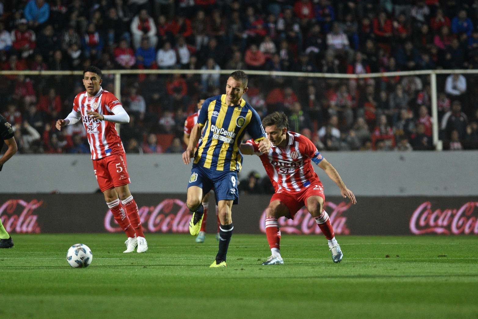 El “Tatengue” derrotó por 1 a 0 a Rosario Central en Santa Fe y se prende arriba.