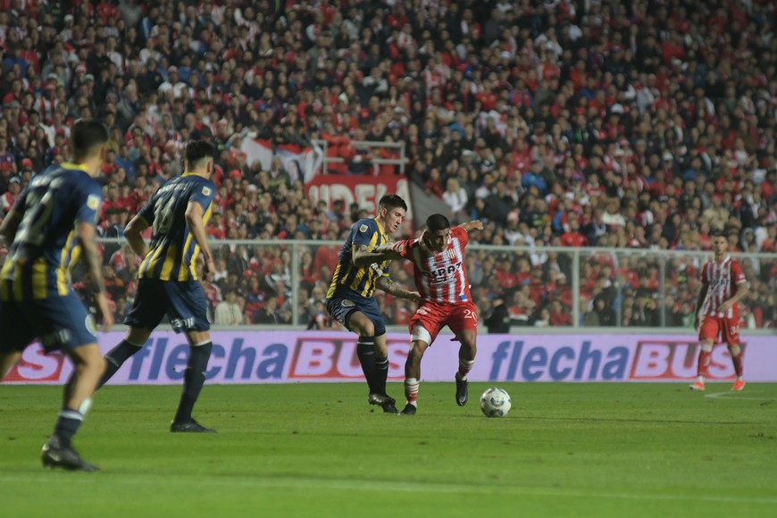 Simón Rivero dejó otra vez una buena imagen en el partido ante Rosario Central. Crédito: Manuel Fabatía