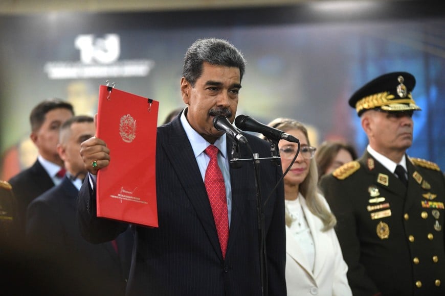 (240801) -- CARACAS, 1 agosto, 2024 (Xinhua) -- Imagen del 31 de julio de 2024 del presidente venezolano, Nicolás Maduro (frente), hablando ante representantes de los medios de comunicación después de una reunión con integrantes del Tribunal Supremo de Justicia (TSJ), en Caracas, Venezuela. Maduro interpuso el miércoles un recurso de amparo ante la Sala Electoral del TSJ para que certifique los resultados de los comicios del pasado domingo. (Xinhua/Marcos Salgado) (ms) (ra) (ah)