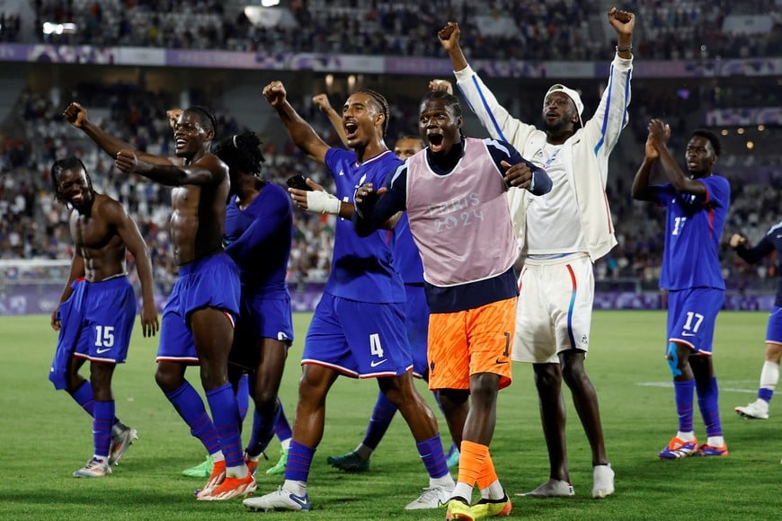 Paris 2024 Olympics - Football - Men's Quarter-final - France vs Argentina - Bordeaux Stadium, Bordeaux, France - August 02, 2024.
Loic Bade of France celebrates with teammates after the match REUTERS/Stephane Mahe