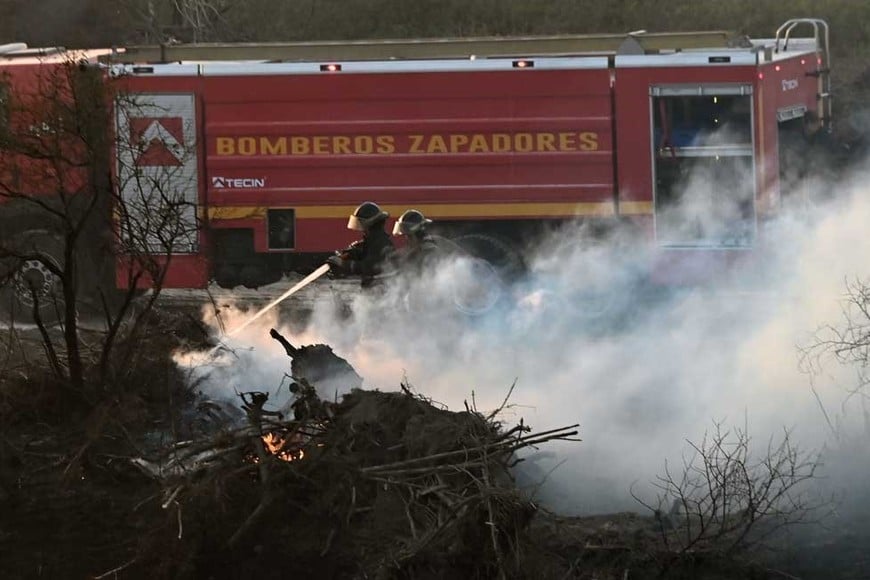 A full. Los bomberos no descansan y combaten las llamas en las afueras de la capital provincial. Foto: Flavio Raina.