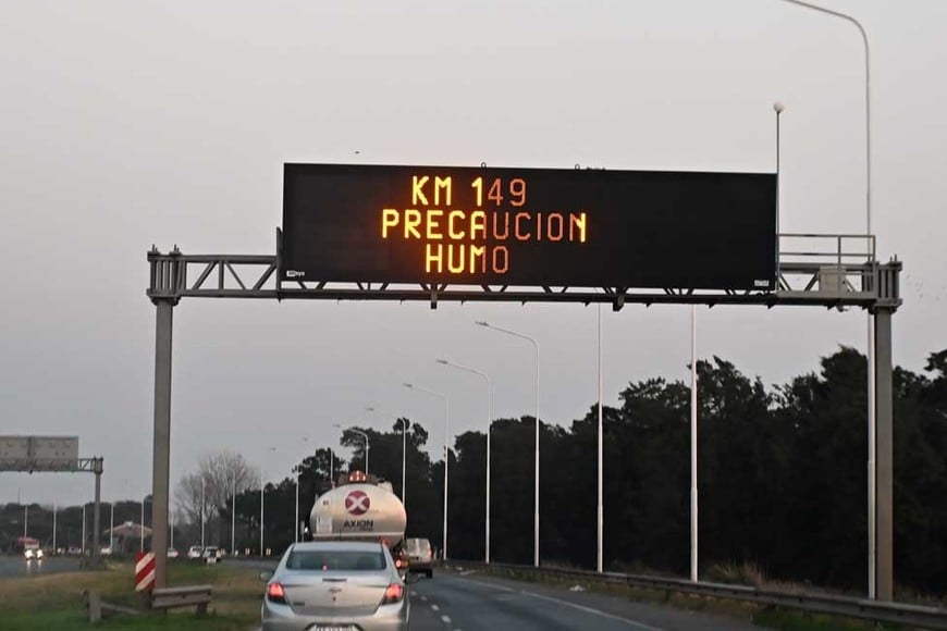 El tránsito sobre la autopista Santa Fe - Rosario  se vio seriamente afectado este viernes por la presencia de humo. Foto: Flavio Raina.