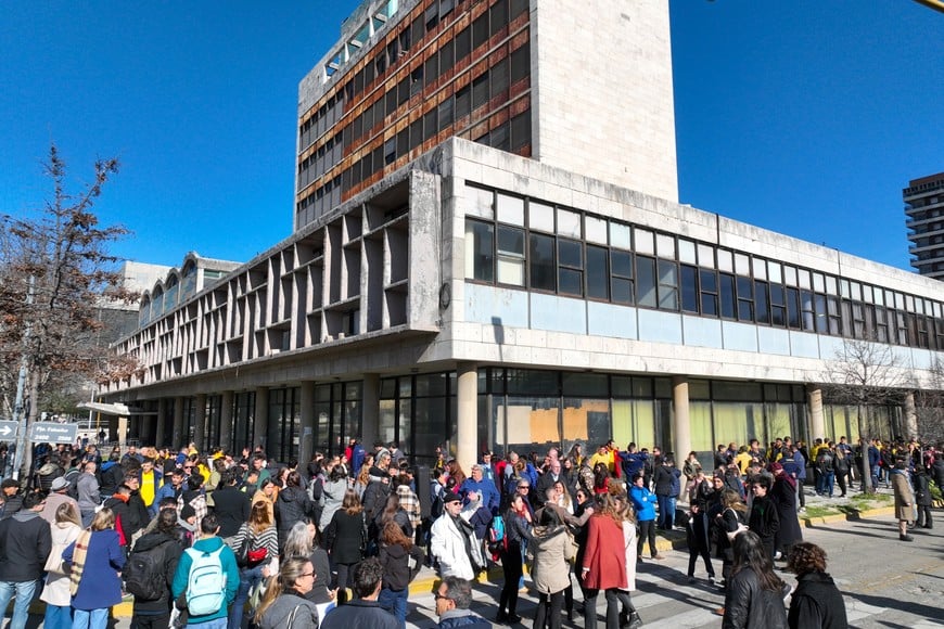 El abrazo simbólico al edificio se realizó el 27 de junio pasado.