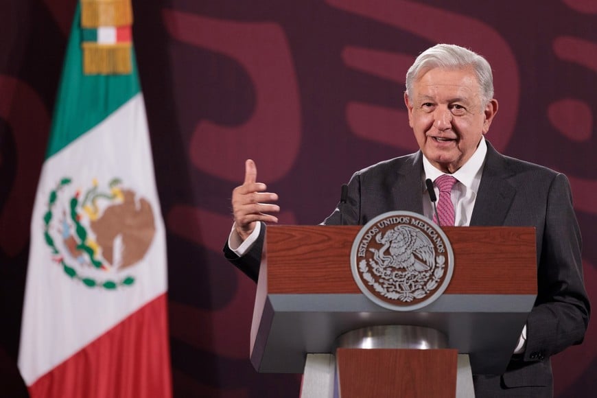 (240603) -- CIUDAD DE MEXICO, 3 junio, 2024 (Xinhua) -- Imagen cedida por la Presidencia de México del presidente mexicano, Andrés Manuel López Obrador, hablando durante su conferencia de prensa matutina, en Palacio Nacional, en la Ciudad de México, capital de México, el 3 de junio de 2024. López Obrador calificó el lunes como un "hecho histórico" el triunfo de la candidata oficialista Claudia Sheinbaum en los comicios presidenciales del domingo. (Xinhua/Presidencia de México) (rtg) (ah) (ce)