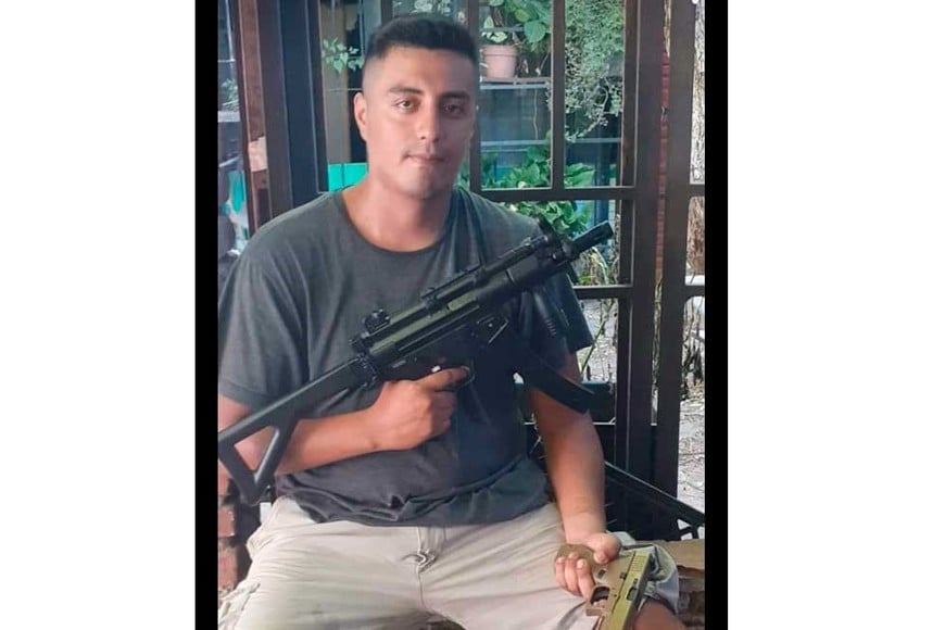 En la investigación consta esta foto de Fernández posando con armas. No se pudo determinar si se trata de réplicas.