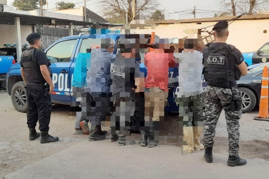 Los cinco detenidos en sede policial. Crédito: Unidad Regional XV