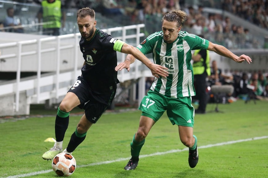 Soccer Football - Europa League - Group C - Aris Limassol v Real Betis - Alphamega Stadium, Limassol, Cyprus - October 26, 2023 
Real Betis' German Pezzella in action with Aris Limassol's Julius Szoke REUTERS/Yiannis Kourtoglou