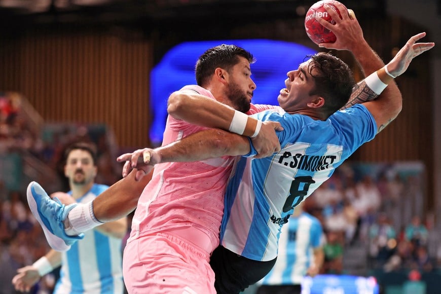 Paris 2024 Olympics - Handball - Men's Preliminary Round Group B - Argentina vs France - South Paris Arena 6, Paris, France - August 02, 2024.
Nicolas Tournat of France in action with Pablo Simonet of Argentina REUTERS/Eloisa Lopez