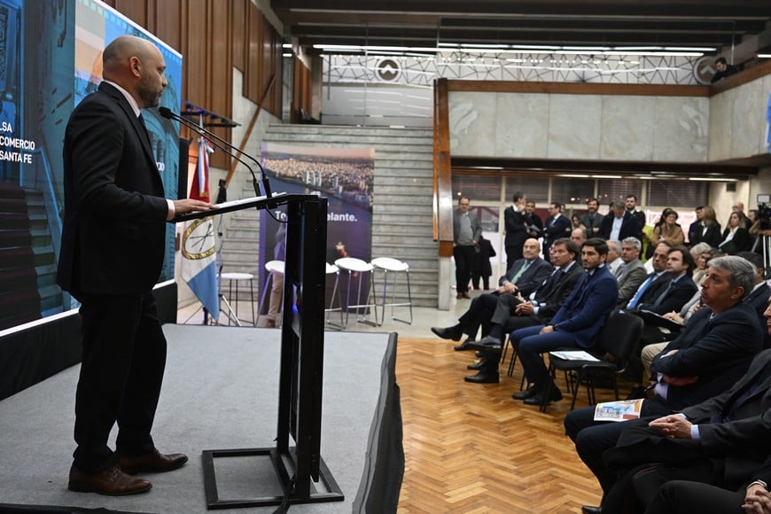 Puccini acompañó a Pullaro en la reunión donde las Bolsas de Comercio de Santa Fe y de Rosario presentaron el indicador económico. Crédito: Juan Manuel Foglia