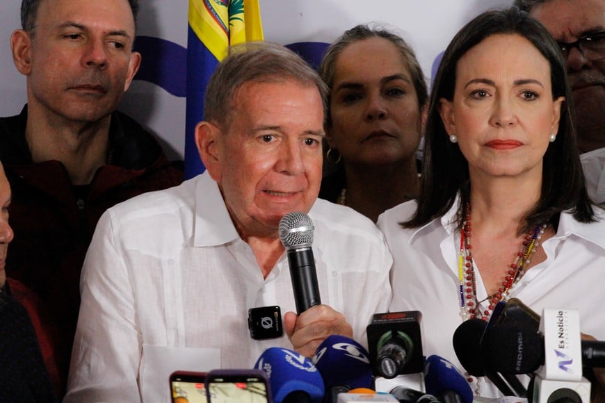(240729) -- CARACAS, 29 julio, 2024 (Xinhua) -- Edmundo González Urrutia (i), candidato presidencial de la coalición opositora denominada Plataforma Unitaria Democrática (PUD), habla junto a María Corina Machado (d), dirigente de la PUD, durante una conferencia de prensa, en Caracas, Venezuela, el 29 de julio de 2024. El Consejo Nacional Electoral de Venezuela anunció el lunes que el actual presidente, Nicolás Maduro, ha sido reelegido en las elecciones presidenciales celebradas el domingo. (Xinhua/Str) (ms) (ah) (ce)