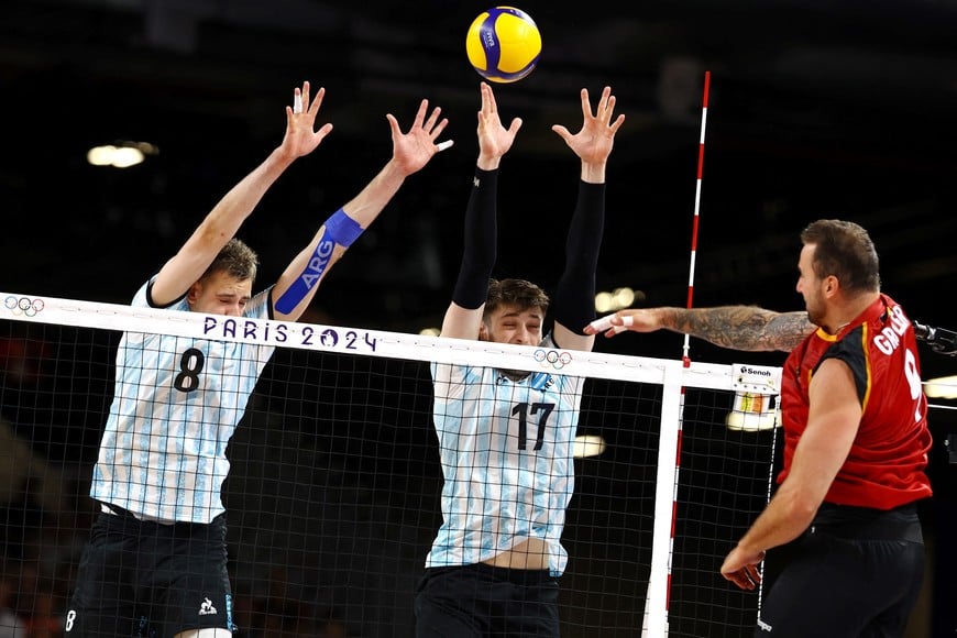 Paris 2024 Olympics - Volleyball - Men's Preliminary Round - Pool C - Argentina vs Germany - South Paris Arena 1, Paris, France - August 02, 2024.
Agustin Loser of Argentina, Luciano Vicentin of Argentina and  Gyorgy Grozer of Germany in action. REUTERS/Siphiwe Sibeko