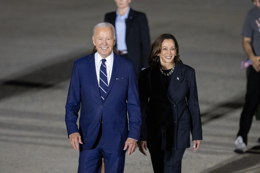 (240802) -- BASE DE LA FUERZA AEREA ANDREWS, 2 agosto, 2024 (Xinhua) -- Imagen del 1 de agosto de 2024 del presidente estadounidense, Joe Biden (i-frente) y la vicepresidenta estadounidense, Kamala Harris (d-frente), saludando a tres estadounidenses liberados de Rusia en la Base de la Fuerza Aérea Andrews, Maryland, Estados Unidos. La vicepresidenta de Estados Unidos, Kamala Harris, obtuvo suficientes votos de delegados para asegurar la candidatura presidencial demócrata, anunció el viernes el presidente del Comité Nacional Demócrata (CND), Jaime Harrison, quien señaló que los resultados aún no son oficiales. (Xinhua/Hu Yousong) (rtg) (vf)