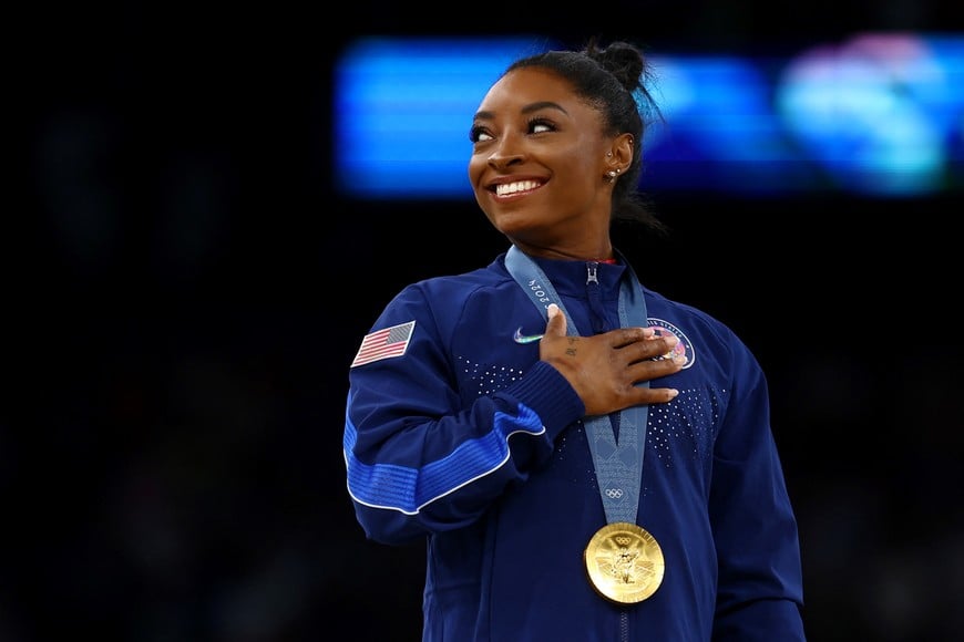 Paris 2024 Olympics - Artistic Gymnastics - Women's Vault Victory Ceremony - Bercy Arena, Paris, France - August 03, 2024.
Gold medallist Simone Biles of United States celebrates on the podium with her medal. REUTERS/Hannah Mckay