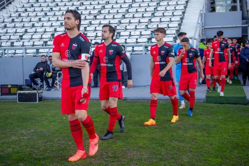 Sale con cambios. Colón pisando el arruinado césped del estadio José María Minella de la ciudad de Mar del Plata, donde cayó 1 a 0 y además perdió la punta. De cara a este lunes a la noche, al menos dos cambios tendrá el Sabalero. Crédito: Diego Izquierdo.