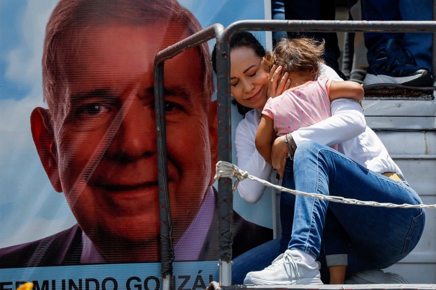 Venezuelan opposition leader Maria Corina Machado embraces a child during a march amid the disputed presidential election, in Caracas, Venezuela August 3, 2024. REUTERS/Fausto Torrealba