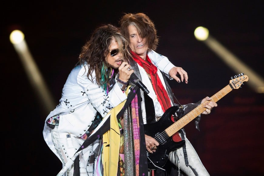 Vocalist Steven Tyler (L) and guitarist Joe Perry of Aerosmith perform during their "Aerosmith: Let Rock Rule" tour at The Forum in Inglewood, California July 30, 2014. REUTERS/Mario Anzuoni/File photo eeuu califonia Steven Tyler Joe Perry recital de aerosmith en california musica conjuntos musicales recitales