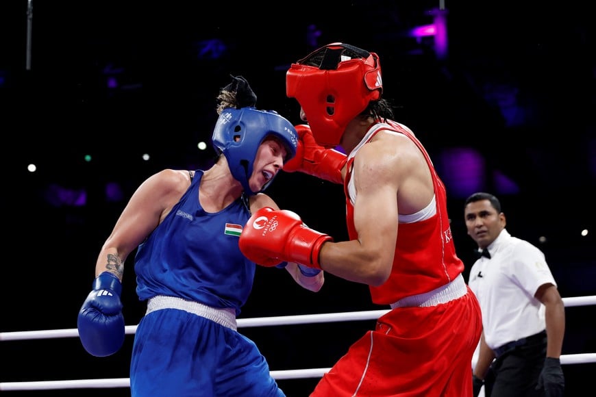 Paris 2024 Olympics - Boxing - Women's 66kg - Quarterfinal - North Paris Arena, Villepinte, France - August 03, 2024.
Anna Luca Hamori of Hungary in action with Imane Khelif of Algeria. REUTERS/Peter Cziborra