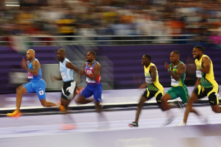 Paris 2024 Olympics - Athletics - Men's 100m Final - Stade de France, Saint-Denis, France - August 04, 2024.
Lamont Marcell Jacobs of Italy, Letsile Tebogo of Botswana, Noah Lyles of United States, Oblique Seville of Jamaica, Akani Simbine of South Africa and Kishane Thompson of Jamaica in action. REUTERS/Kai Pfaffenbach     TPX IMAGES OF THE DAY