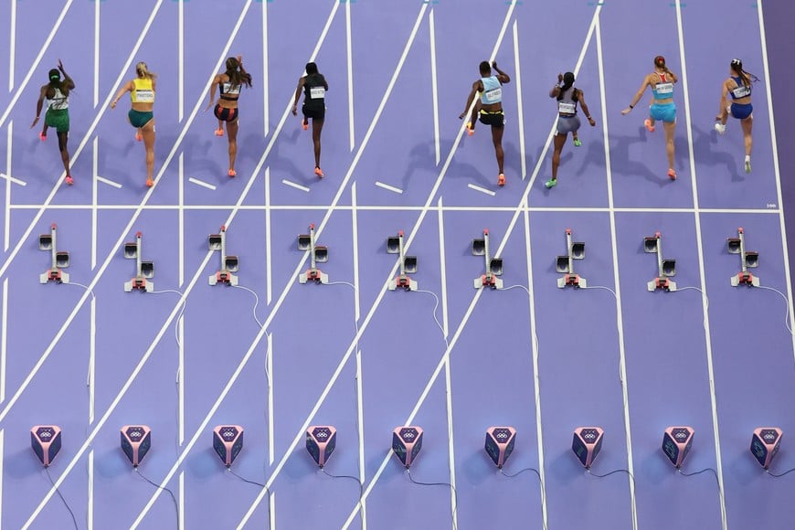 (240803) -- PARIS, 3 agosto, 2024 (Xinhua) -- Sha'carri Richardson (3-d) de Estados Unidos y Julien Alfred (4-d) de Santa Lucía compiten junto al carril vacío de Shelly-Ann Fraser-Pryce de Jamaica durante la semifinal de 100m femenino de atletismo en los Juegos Olímpicos de París 2024, en París, Francia, el 3 de agosto de 2024. (Xinhua/Li Jing) (rtg) (vf)