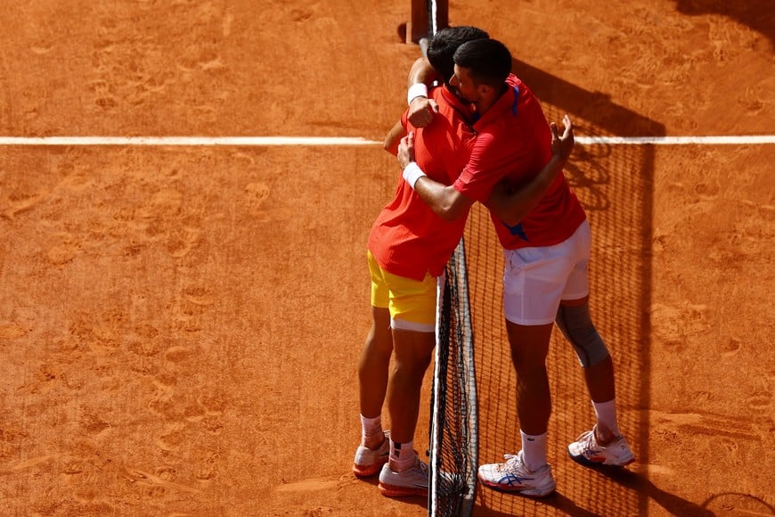 Paris 2024 Olympics - Tennis - Men's Singles Gold Medal Match - Roland-Garros Stadium, Paris, France - August 04, 2024.
Novak Djokovic of Serbia and Carlos Alcaraz of Spain hug after their match. REUTERS/Edgar Su