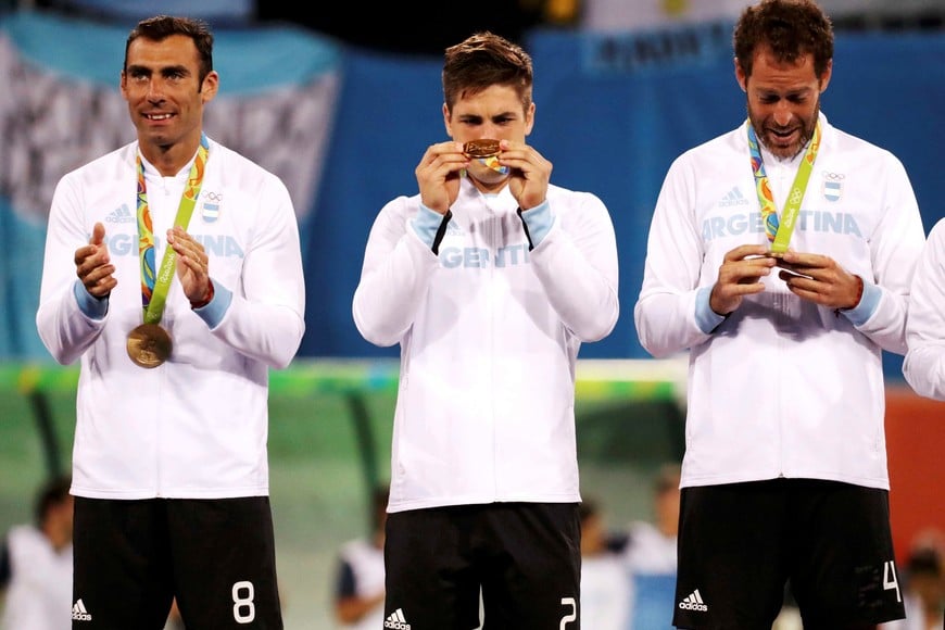 2016 Rio Olympics - Hockey - Men's Victory Ceremony - Olympic Hockey Centre - Rio de Janeiro, Brazil - 18/08/2016. Gonzalo Peillat (ARG) of Argentina (C) and Juan Gilardi (ARG) of Argentina (R) check out their medals and memorabilia. REUTERS/Vasily Fedosenko FOR EDITORIAL USE ONLY. NOT FOR SALE FOR MARKETING OR ADVERTISING CAMPAIGNS.  brasil rio de janeiro Gonzalo Peillat Juan Gilardi juegos olimpicos rio 2016 hockey masculino sobre cesped partido seleccion olimpica argentina vs belgica medalla de oro