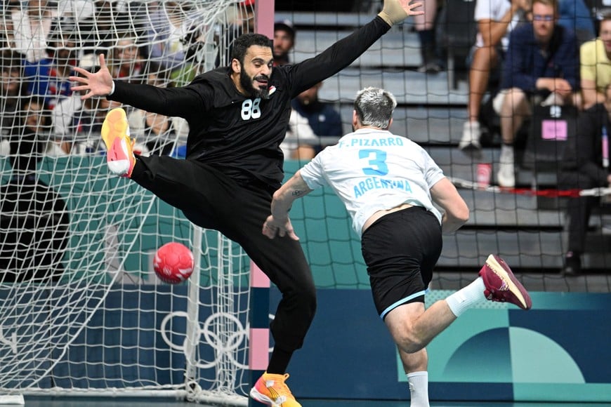 (240804) -- PARIS, 4 agosto, 2024 (Xinhua) -- El guardameta Karim Hendawy (i) de Egipto falla al salvar el balón durante el partido de la ronda preliminar del grupo B masculino de balonmano entre Egipto y Argentina en los Juegos Olímpicos de París 2024, en París, Francia, el 4 de agosto de 2024. (Xinhua/He Canling) (oa) (da)