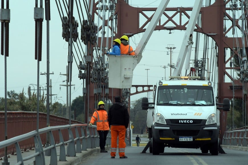 Mantenimiento pendiente. Ingenieros de Vialidad Provincial verificaron el estado estructural del Puente Colgante. Hay tensores con filamentos cortados, un rigidizador inferior que cuelga sin bulones y agujeros en la cobertura de las pilas. Sin embargo, “no hay ningún inconveniente”, dijo el administrador del organismo oficial, Pablo Seghezzo.