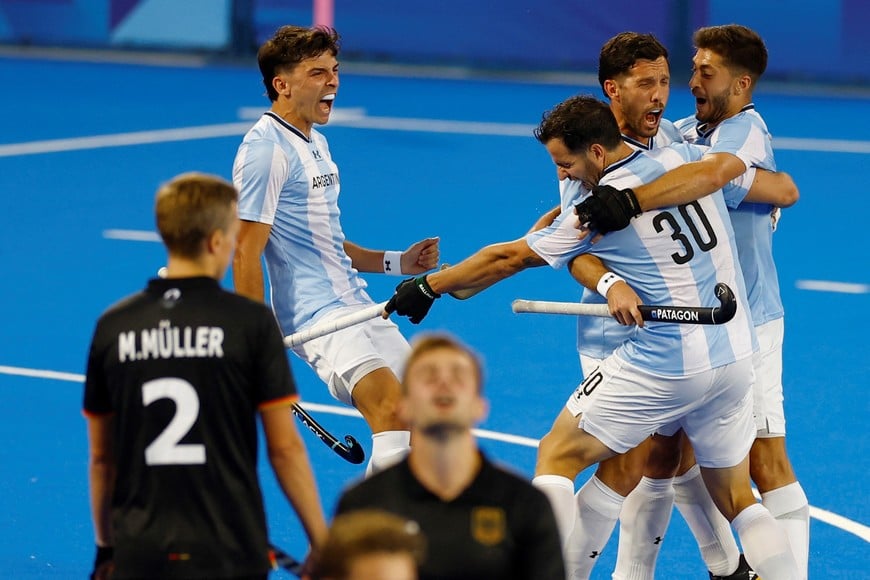 Paris 2024 Olympics - Hockey - Men's Quarter-final - Germany vs Argentina - Yves-du-Manoir Stadium, Colombes, France - August 04, 2024.
Agustin Mazzilli of Argentina, Agustin Bugallo of Argentina and Tadeo Marcucci of Argentina celebrate their second goal. REUTERS/Anushree Fadnavis