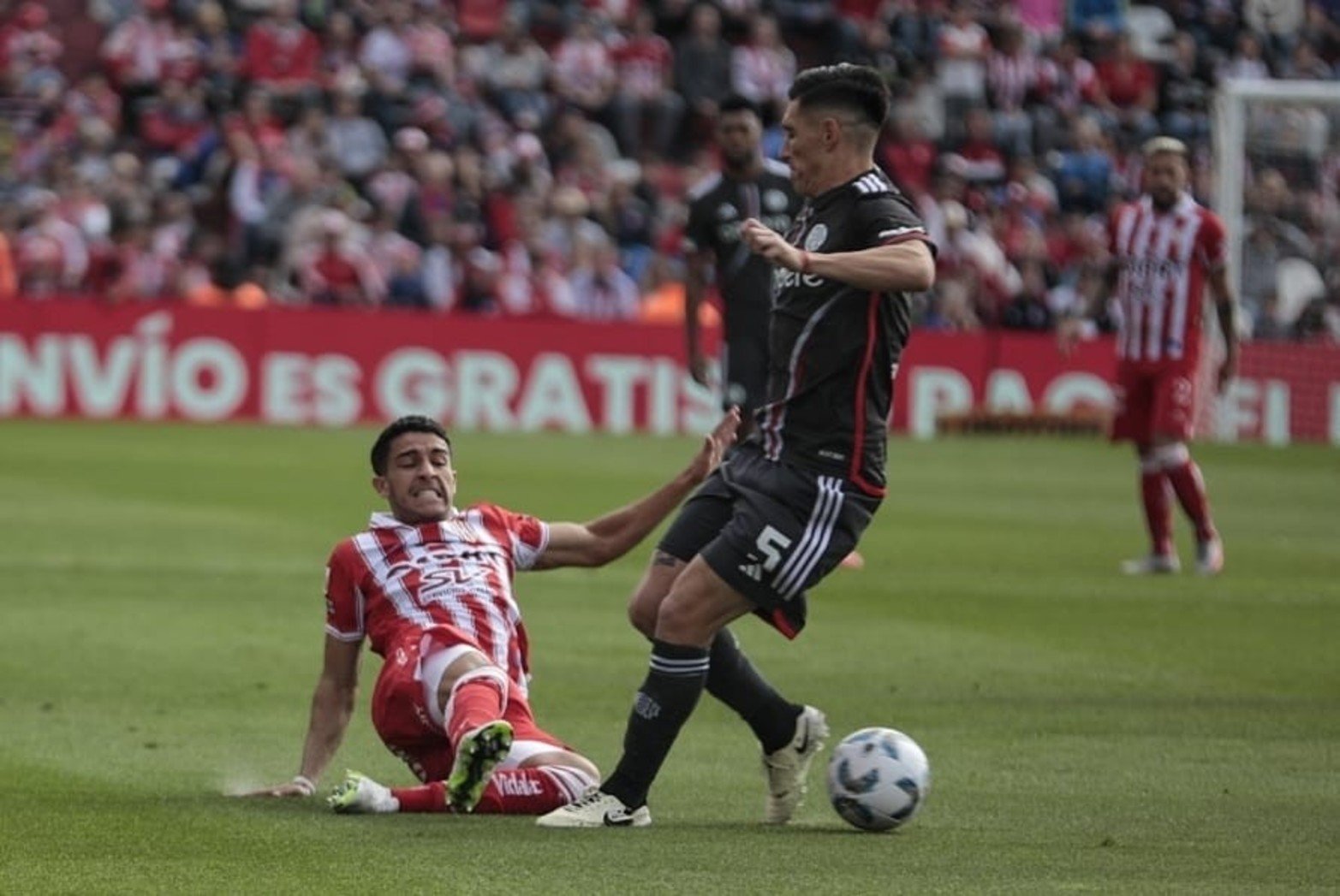 El partido tuvo un desarrollo parejo, en el que repartieron dominio y los puntos