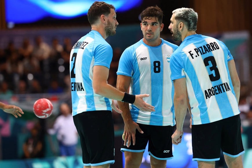 Paris 2024 Olympics - Handball - Men's Preliminary Round Group B - Argentina vs Hungary - South Paris Arena 6, Paris, France - July 29, 2024.
Federico Fernandez of Argentina, Pablo Simonet of Argentina and Federico Pizarro of Argentina talk during the match REUTERS/Bernadett Szabo